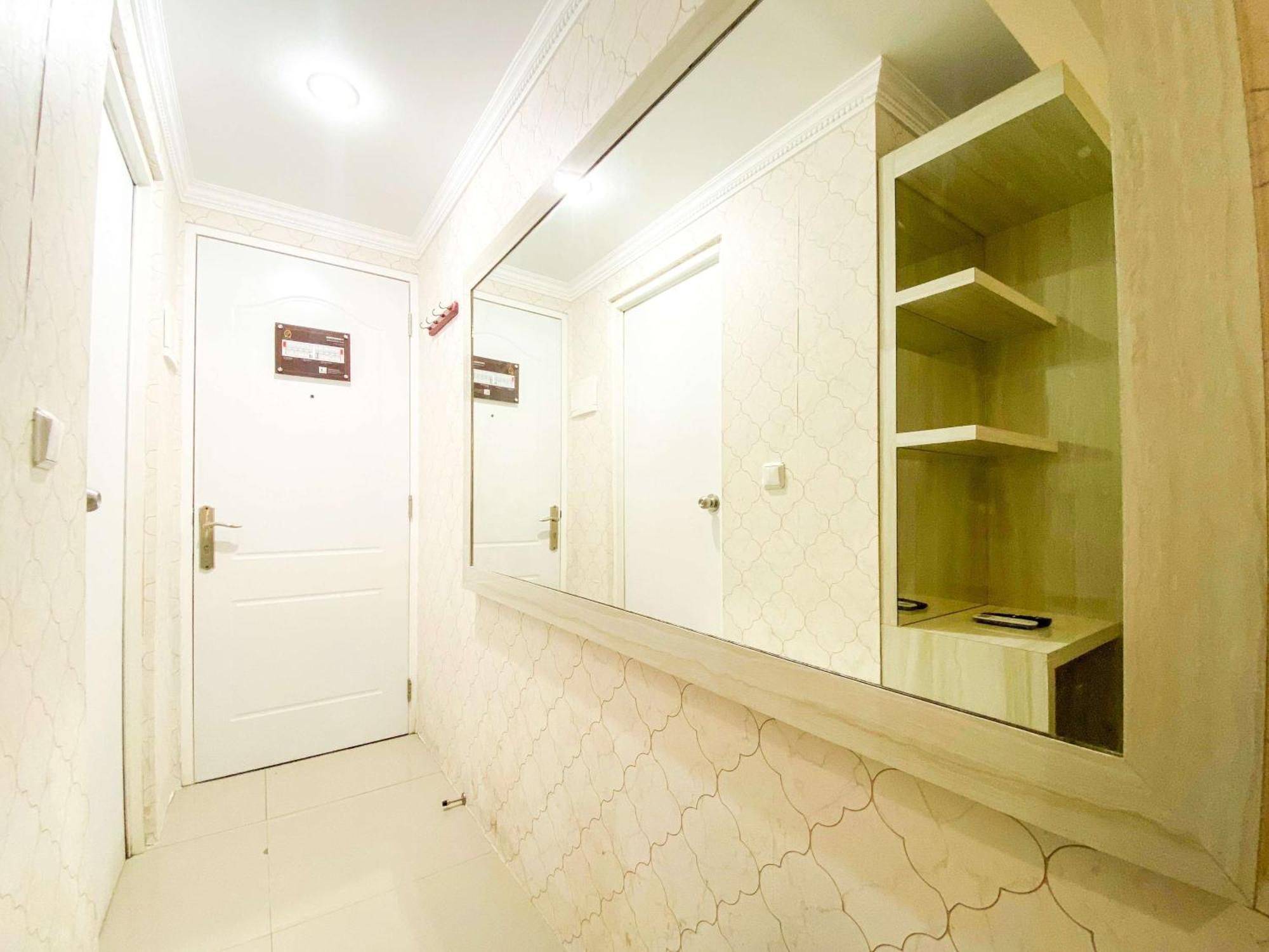 Cozy And Minimalist Paltrow By Travelio Apartemen Semarang